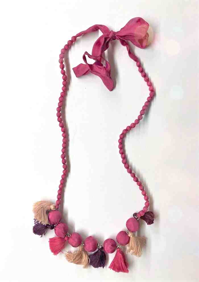 doan-tassel-bordeaux-2_0-700x990_InPixio Collana Doan Tassel seta 2 - immagine 1