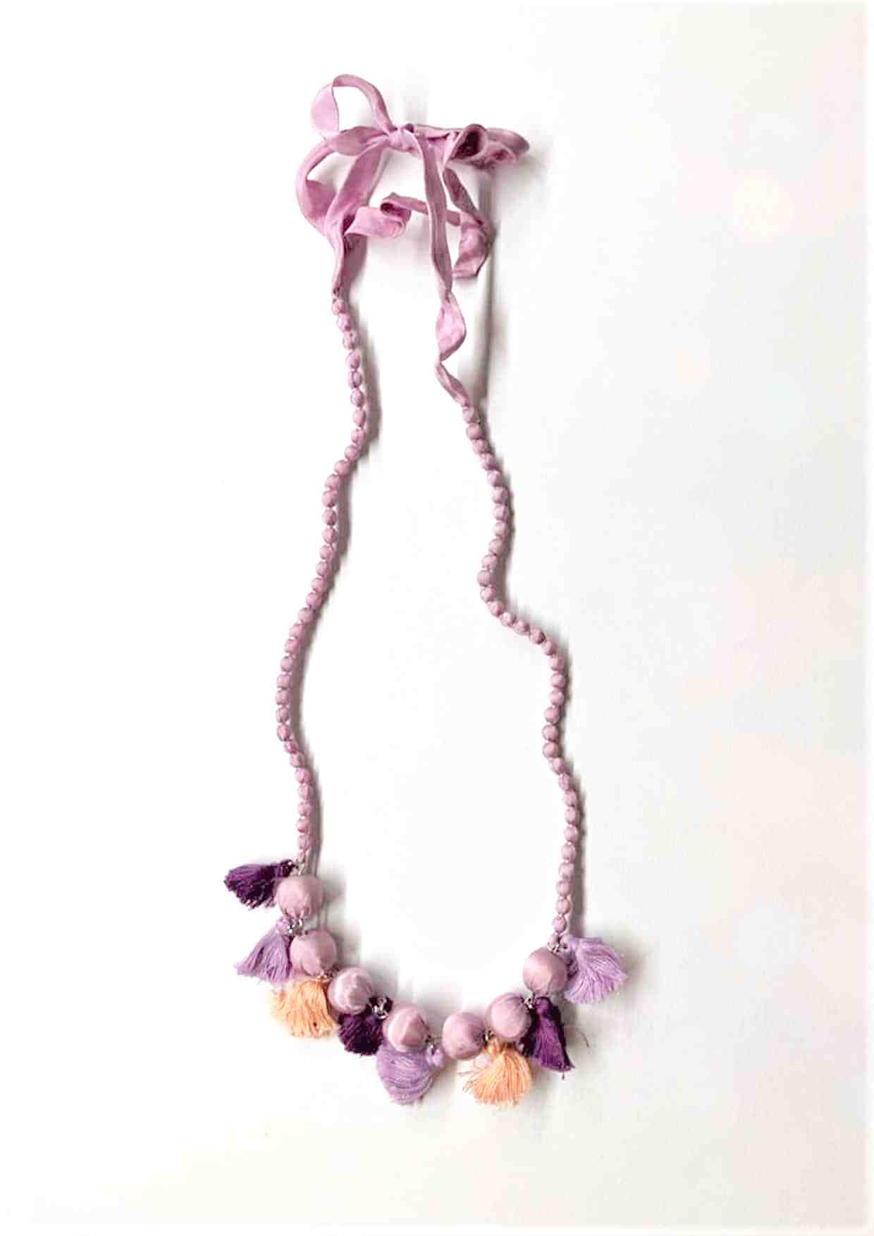 doan-tassel-violet-2_InPixio Collana Doan Tassel seta 4 - immagine 1